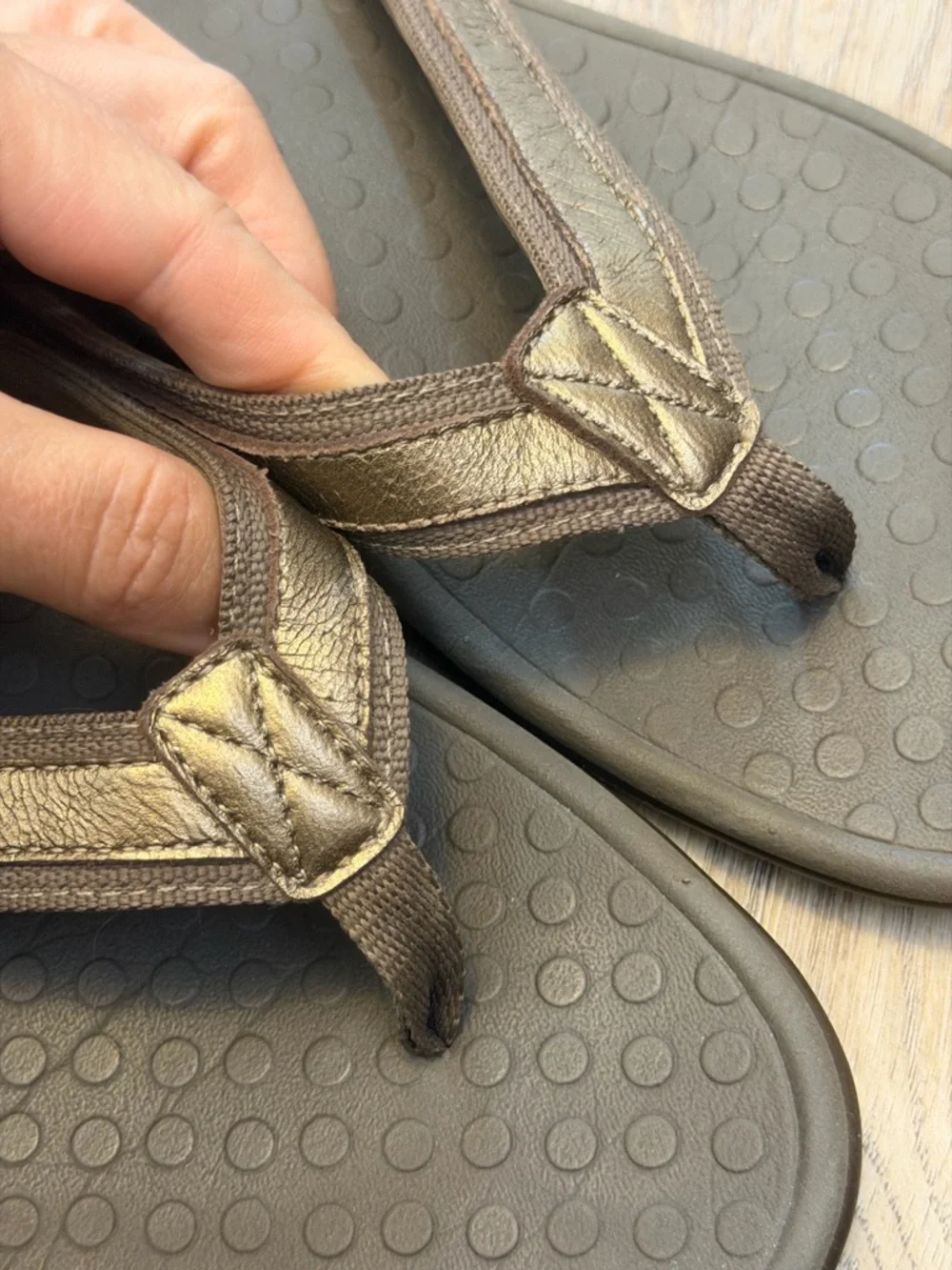VIONIC Tide ll Gold Metallic Sandals